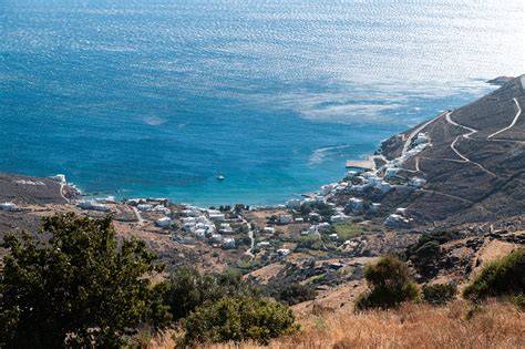 Hélicoptère en descente sur l'île des Cyclades