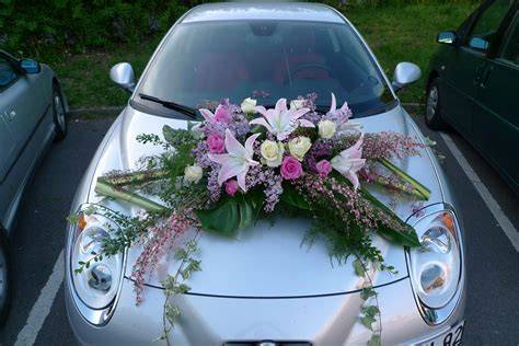 informations de décoration florale et voiture de luxe