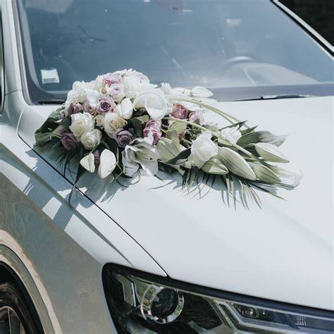Décoration voiture mariage fleurs pastel capot