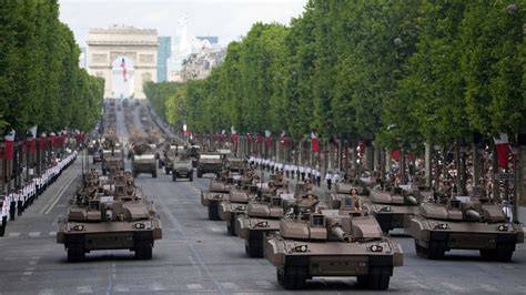 plans des chars Leclerc et artillerie sur Champs-Élysées