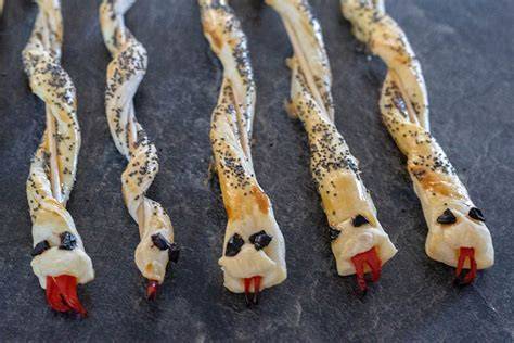 Serpents feuilletés Halloween avant cuisson