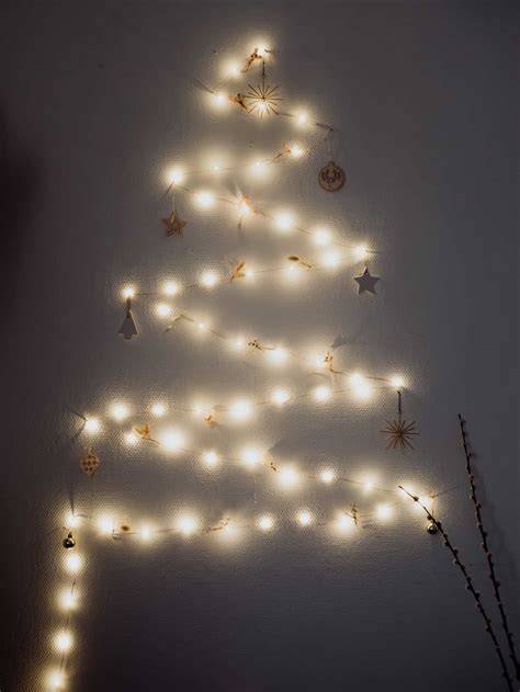 sapin mural guirlande lumineuse et decoration