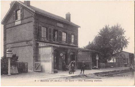 Ancienne carte postale cour gare Barlin