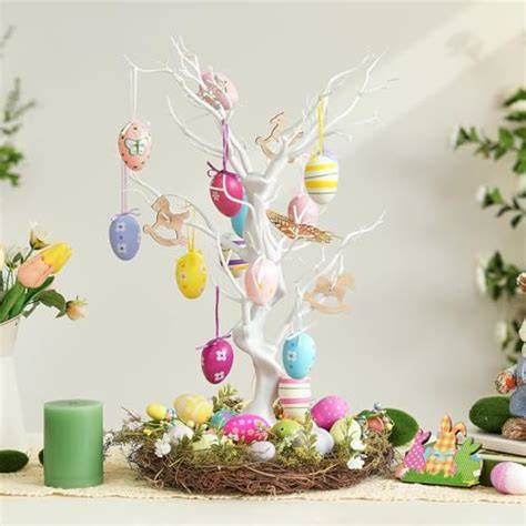 arbre de Pâques décoratif et œufs suspendus