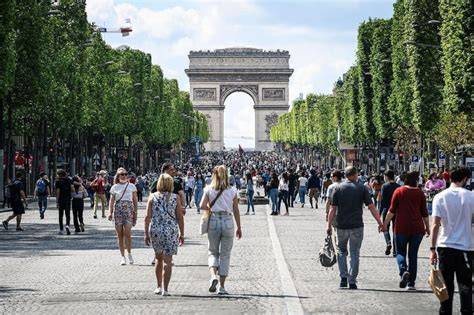 Champs-Élysées en piétons et commerces ouverts