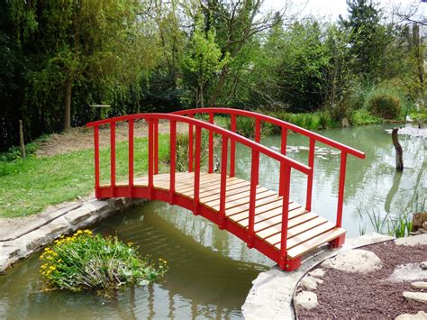 Pont petit bois sur chemin de campagne (décor de crèche provençale)