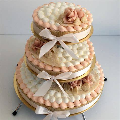 Gâteau à étages avec dauphin décoratif