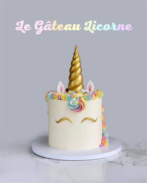 Layer cake licorne et décoration pâte à sucre