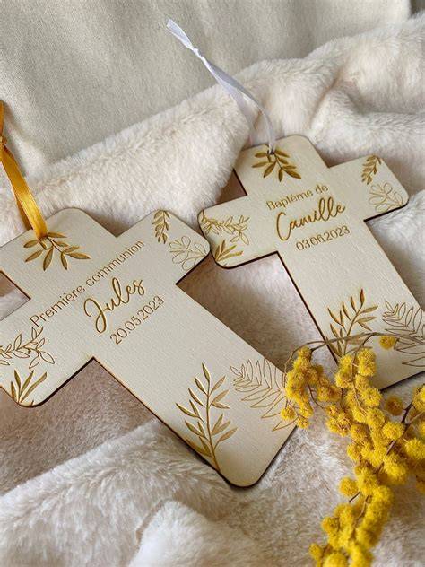 Croix en bois personnalisée et détails de gravure
