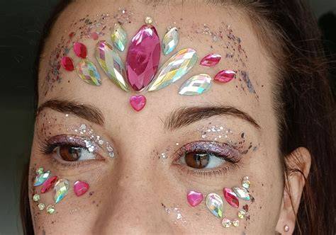 mises en avant paillettes et bijoux peau carnaval