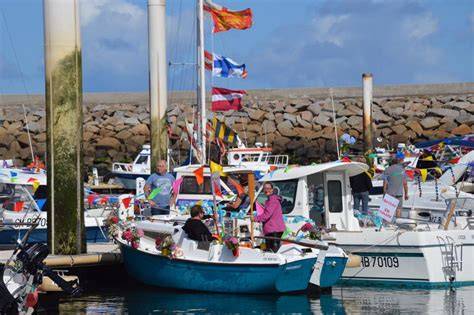 Concours de bateaux décorés pour la bénédiction de la mer