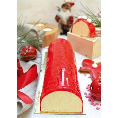 Glaçage miroir rouge sur une bûche prête à servir