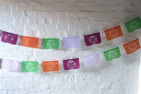 Guirlande papel picado et autels colorés