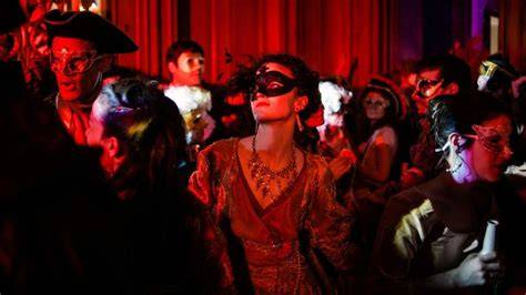 Bal masqué UNICEF invités costumés