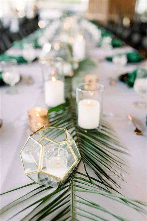Table mariage tropicale feuilles palmier