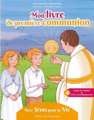 Enfant lisant un livre de première communion