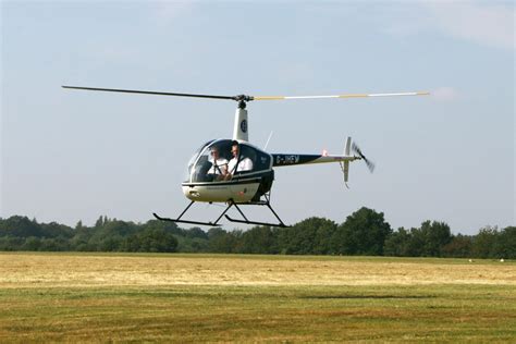 Hélicoptère survolant Laval et la Mayenne