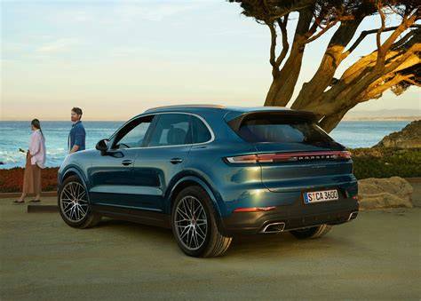 arrivée des mariés en Porsche Cayenne