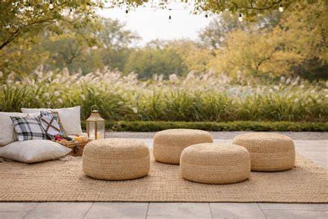 Aménagement lounge mariage fauteuils poufs