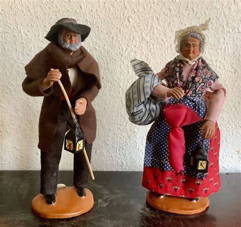 Couple de santons provençaux traditionnels