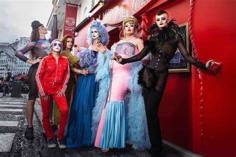Cabaret drag queen scène techno projections