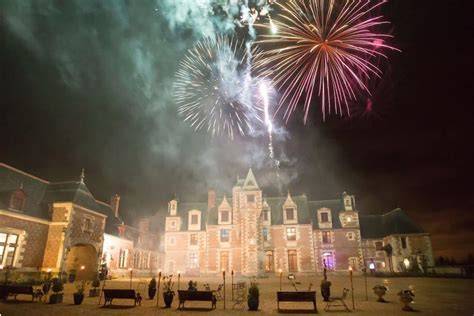 Château de Jallanges illuminé pour réveillon