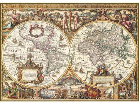 Carte ancienne et globe terrestre dans une société savante