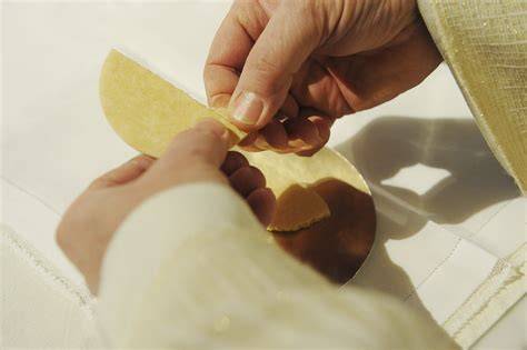 fraction du pain eucharistique illustration
