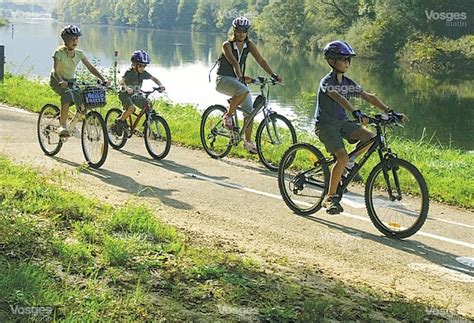 Famille à vélo au printemps