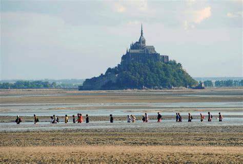 Famille traversant la baie du Mont-Saint-Michel