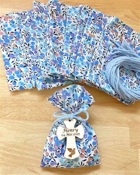 pochons tulle bleu ciel dragées table cérémonie