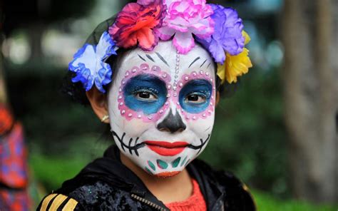 Fille déguisée en Catrina colorée