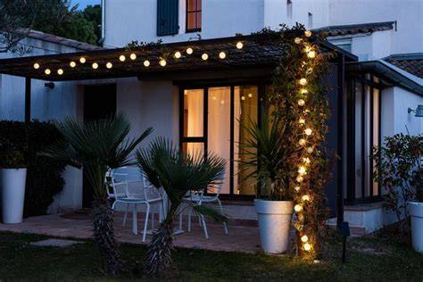 Guirlande lumineuse sur terrasse de jardin