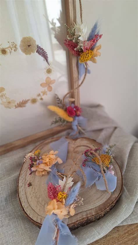 Guirlande de fleurs séchées au-dessus armoire