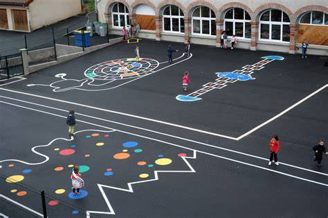 défilé costumé d’enfants dans une cour d’école