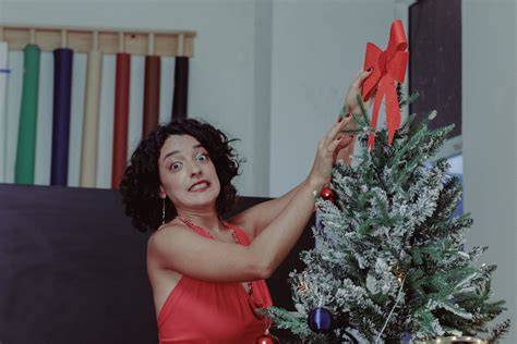 Ruban rouge décorant un sapin de Noël