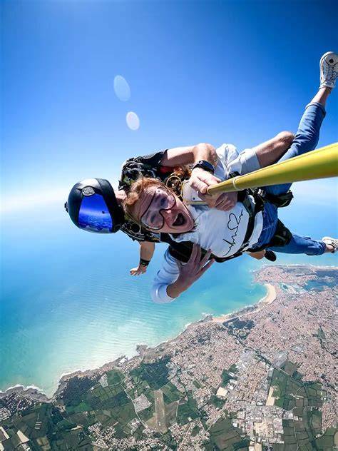Couple en chute libre au-dessus de l’océan