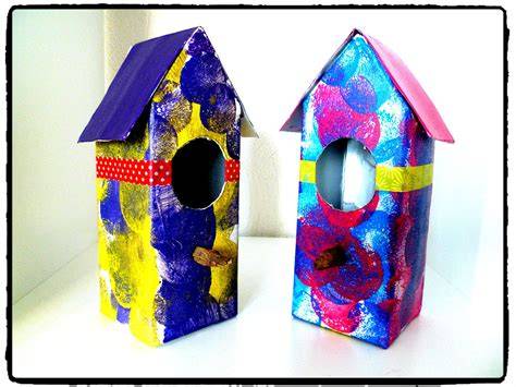 Cabane à oiseaux de Pâques en carton décorée