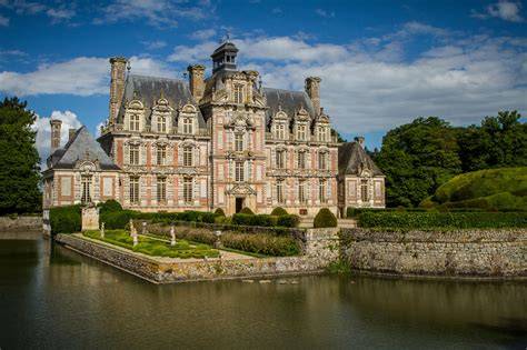 Château Beaumesnil extérieur et parc en soirée