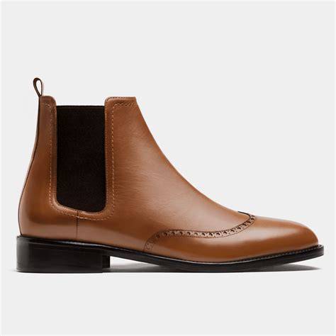 Profil d’une bottine Chelsea brogue marron