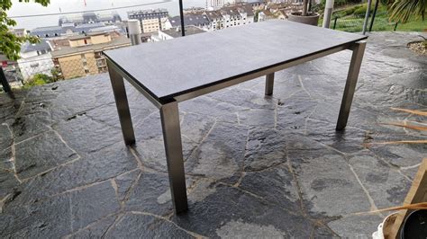 table extérieure avec plateau granit