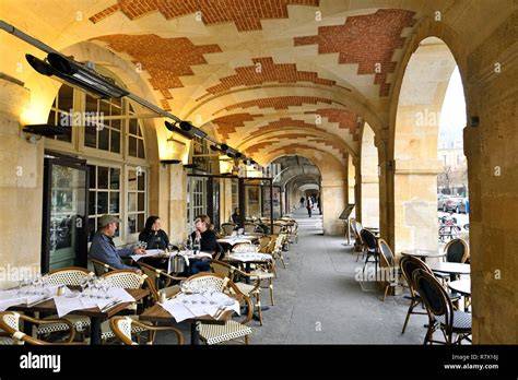 Arcades et terrasse place des Vosges