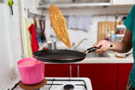 Crêpe dorée sautée dans une poêle