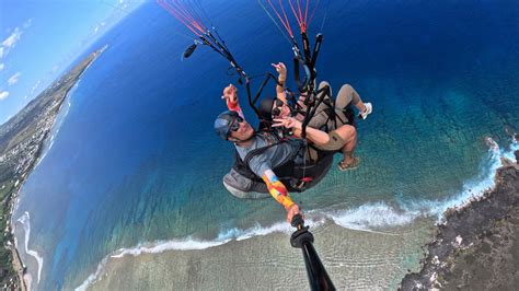 Parapente au-dessus du lagon de Saint-Leu