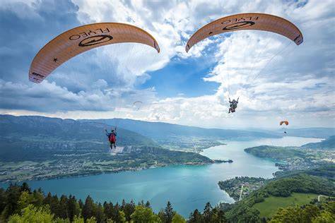 Parapente au-dessus du lac d’Annecy