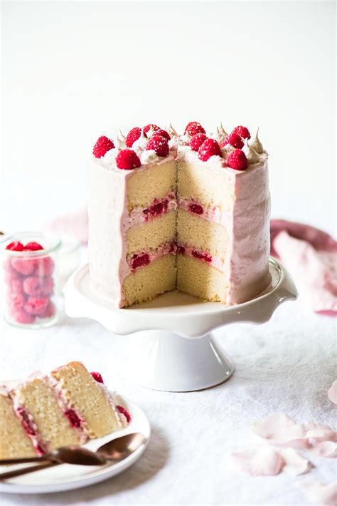 Layer cake framboise décoré pour anniversaire