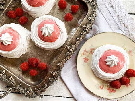 Décoration rose blanc framboises meringues