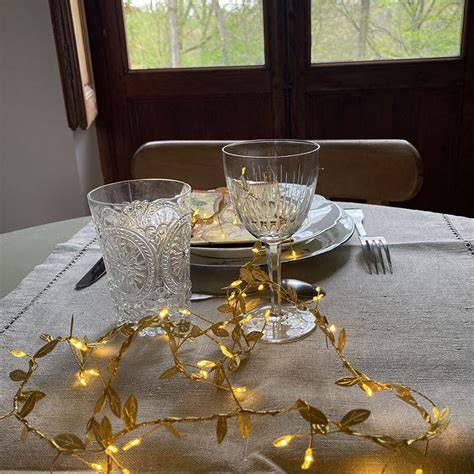 Table festive avec guirlande dorée