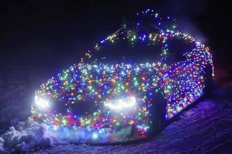 voiture décorée pour les fêtes de Noël