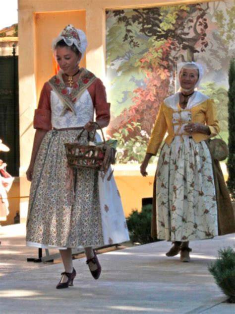 Arlésienne en costume traditionnel provençal